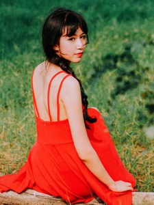 郊外草坪上的吊带红裙娇艳女神美背怡人