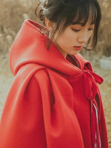 郊外荒野中的红衣披肩妹子娇俏写真