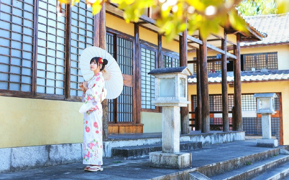 点击大图看下一张：郊外和服娇萌妹子可爱甜美写真