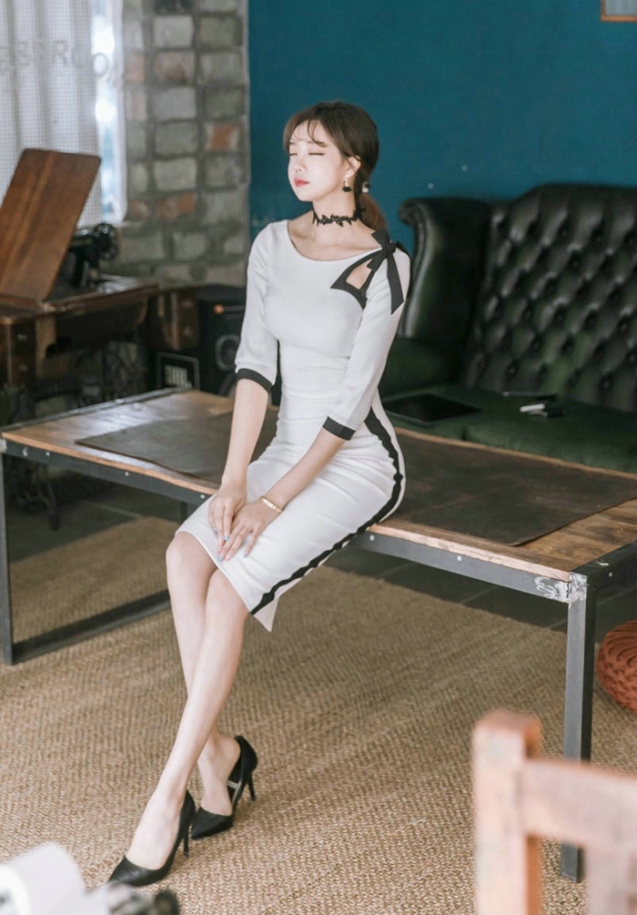 点击大图看下一张：客厅内空气刘海美模经典黑白裙婀娜多姿