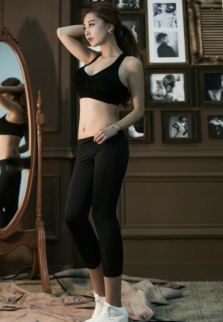点击大图看下一张：镜子前的健身美女穿运动鞋焕发年轻的朝气