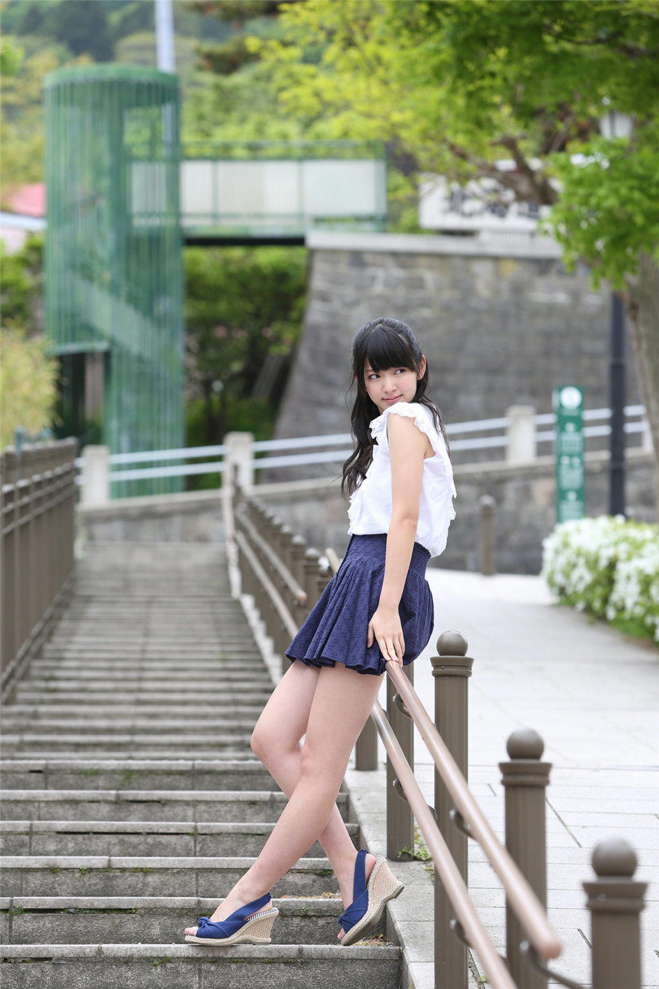 点击大图看下一张：清新日本美女铃木爱理穿着清凉制服的户外写真