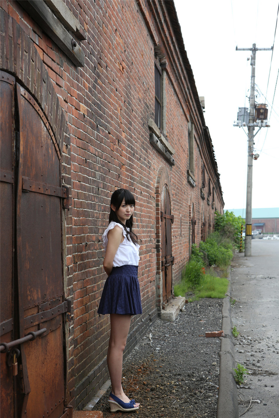 点击大图看下一张：清新日本美女铃木爱理穿着清凉制服的户外写真