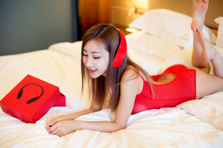 点击大图看下一张：甜美女神尤美Yumi身穿火红半透明睡衣的诱惑写真