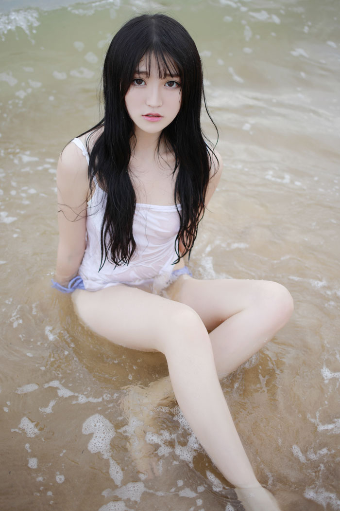 点击大图看下一张：清纯小女生穿半透明衣服跟小内裤在海边湿身写真