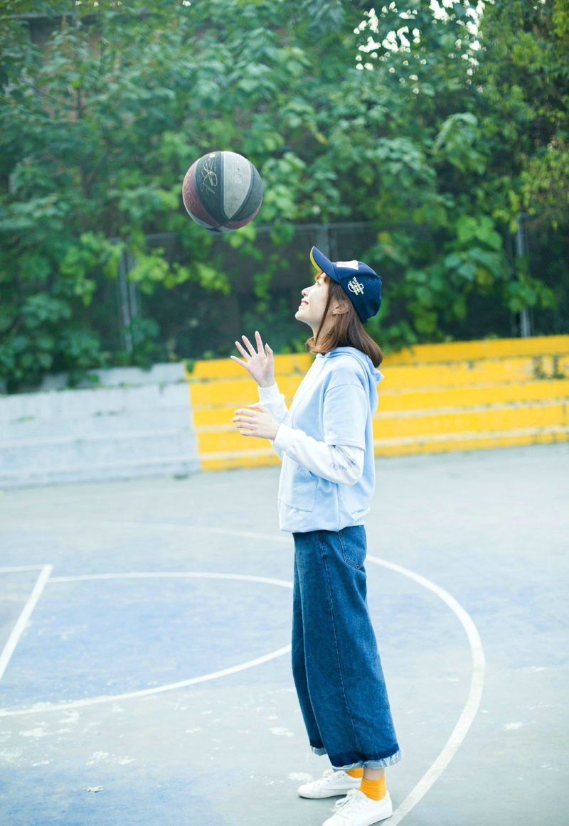 点击大图看下一张：篮球场上的休闲运动范姑娘阳光明媚