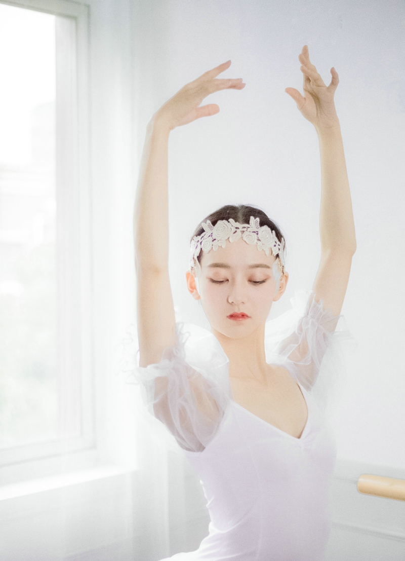 点击大图看下一张：纯白私房内的芭蕾舞少女轻盈起舞