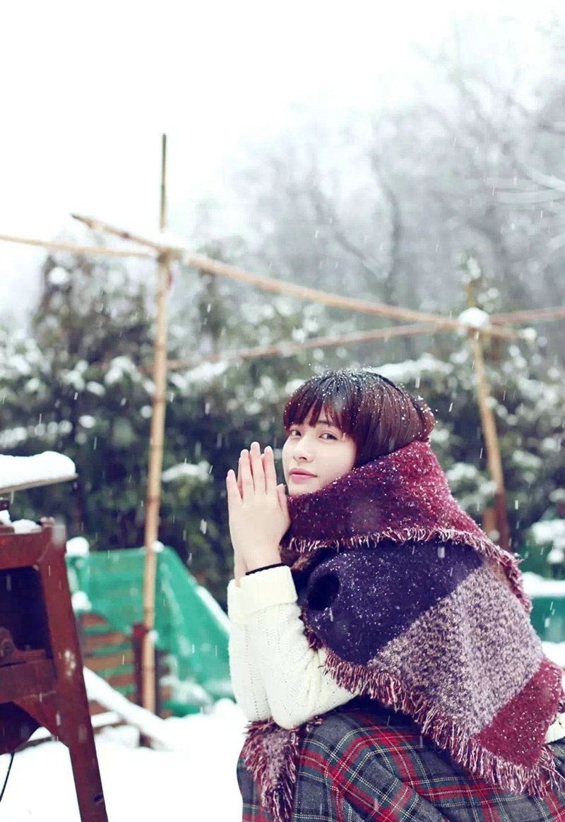点击大图看下一张：雪地内的黑发披肩美女温柔迷人写真