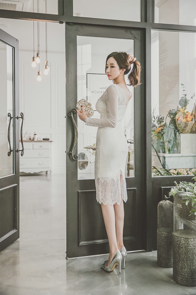 点击大图看下一张：地板美模蕾丝镂空白裙气质温婉优雅