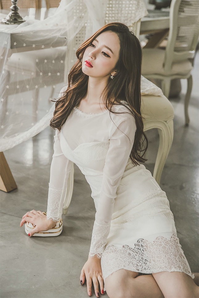 点击大图看下一张：地板美模蕾丝镂空白裙气质温婉优雅