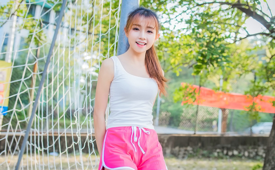 点击大图看下一张：穿运动短裤的刘海美腿女孩甜美阳光养眼十足