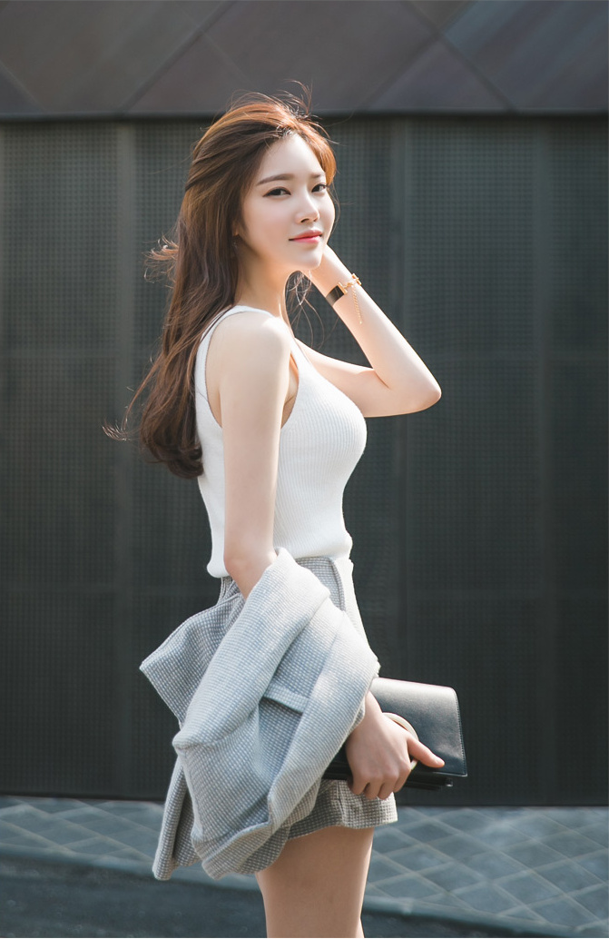 点击大图看下一张：韩国美女阳光下的清纯户外甜美写真