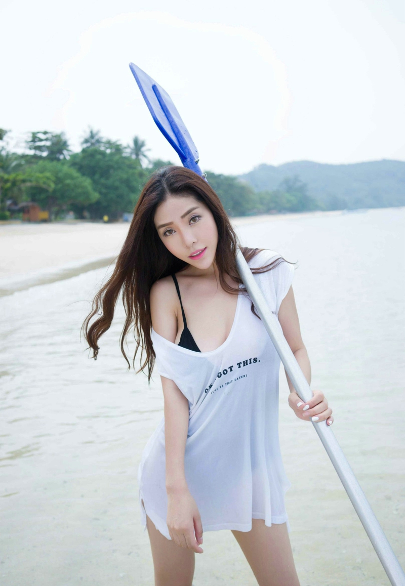 点击大图看下一张：沙滩上的宽松T恤爆乳美女陈欣妖娆写真