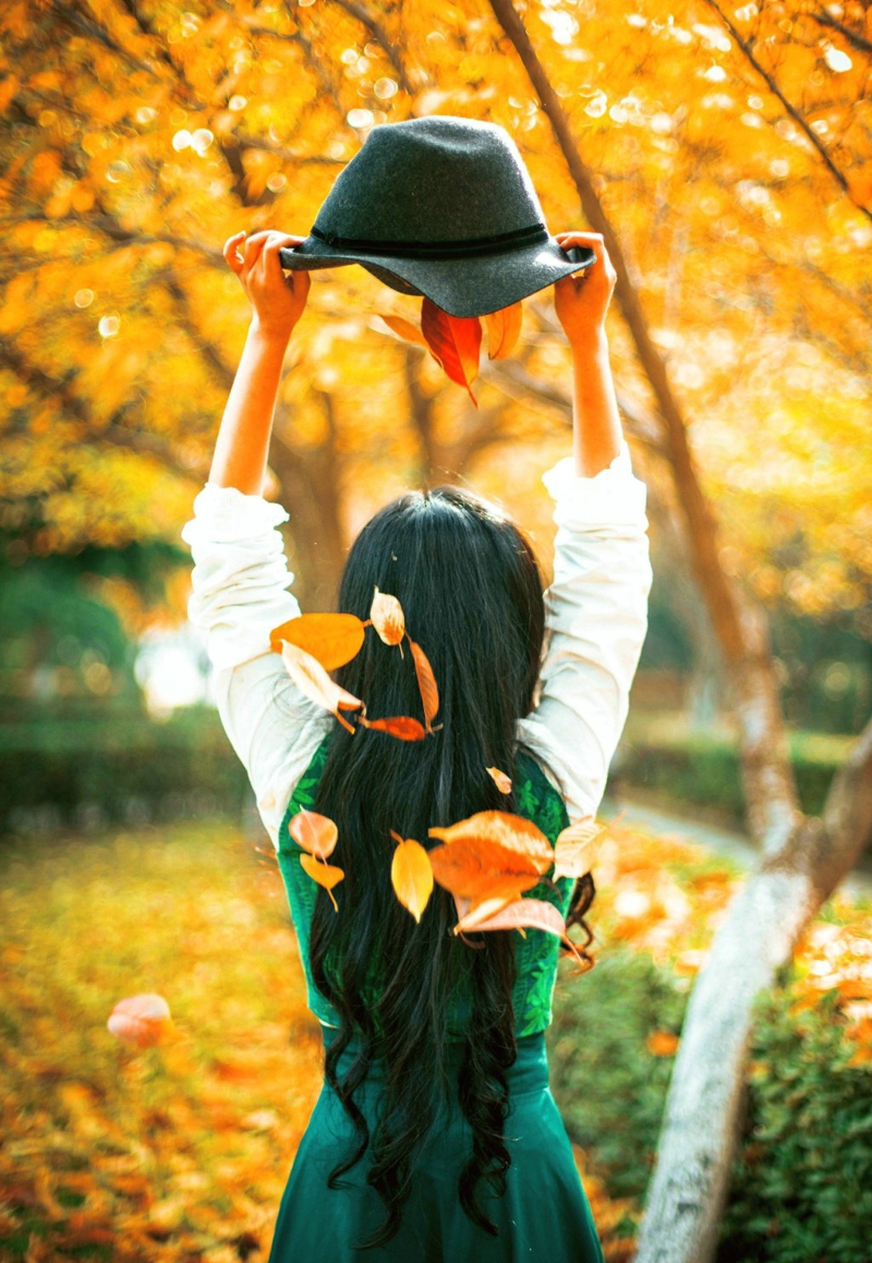 点击大图看下一张：秋天落叶丛中的童话般红唇少女