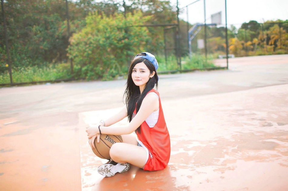 点击大图看下一张：篮球场上黑长直发美少女青春靓丽热爱运动