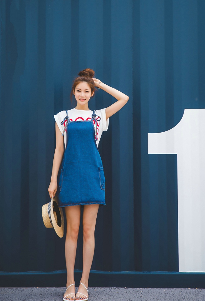 点击大图看下一张：韩国模特演绎牛仔超短吊带裙写真