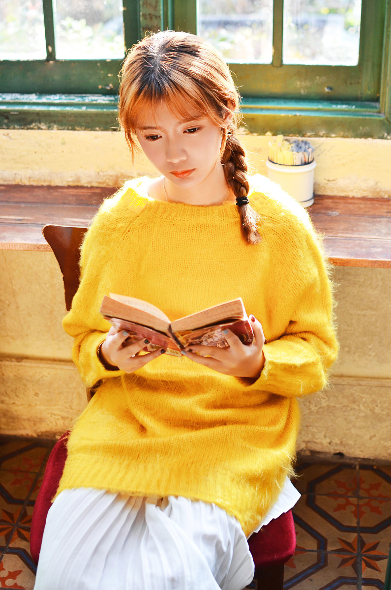 点击大图看下一张：穿黄色毛衣的刘海邻家美女温馨阳光迷人写真