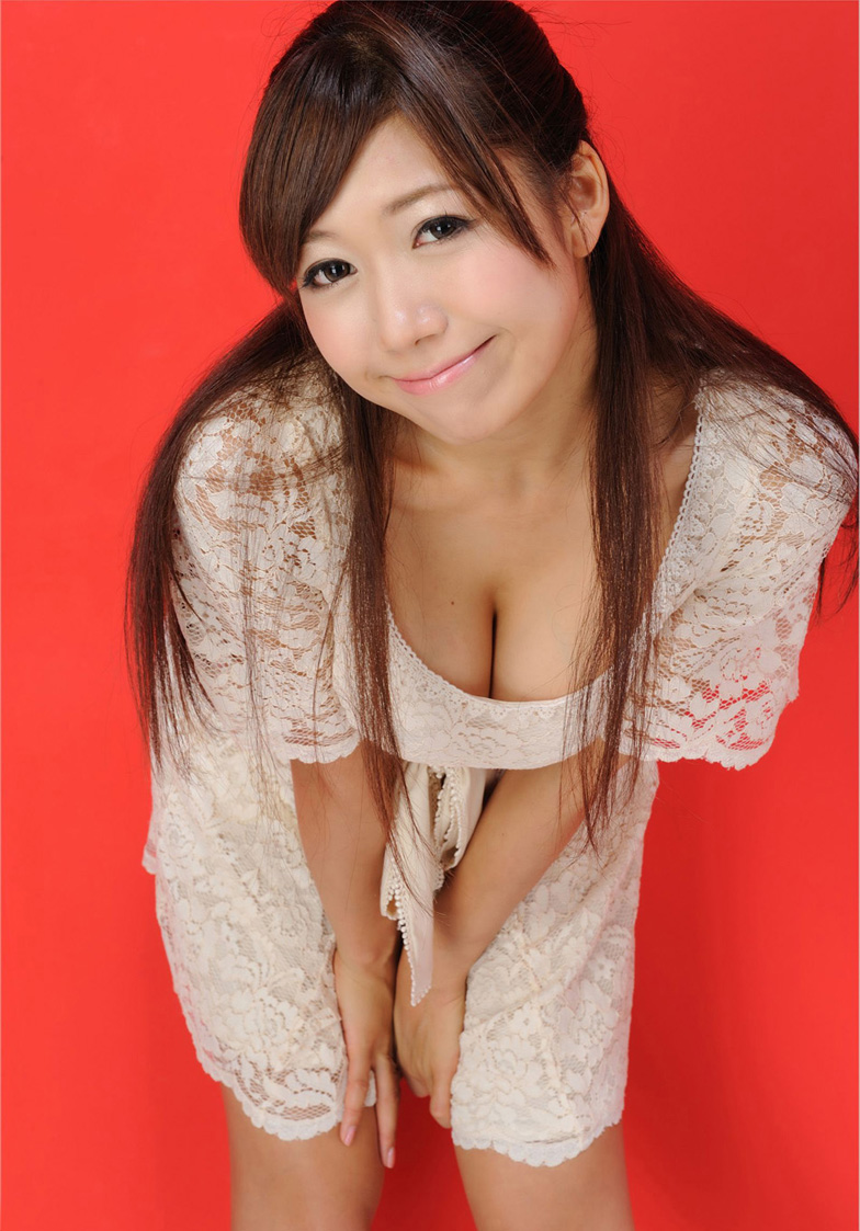 点击大图看下一张：韩系少女小露乳沟甜美小性感俏皮写真
