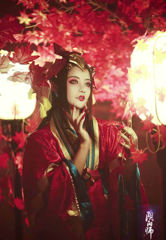 点击大图看下一张：阴阳师鬼女红叶染红了的枫叶林