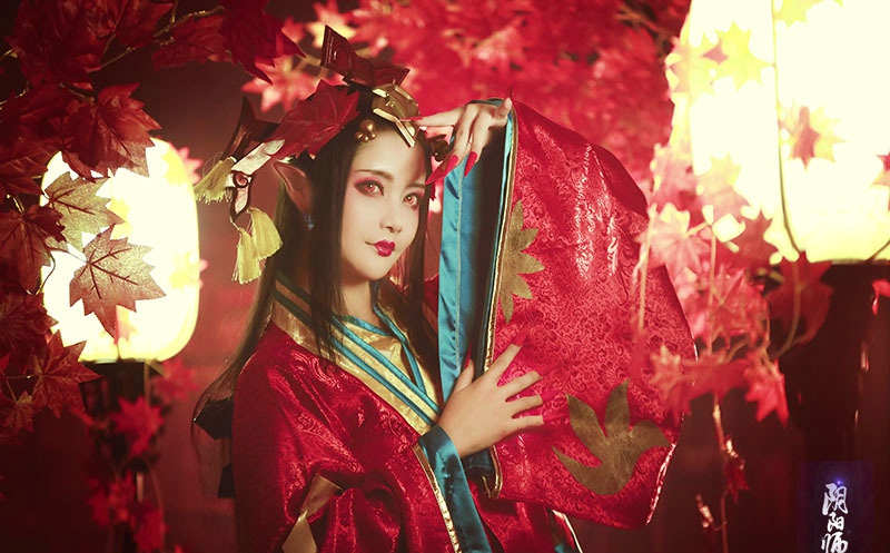 点击大图看下一张：阴阳师鬼女红叶染红了的枫叶林