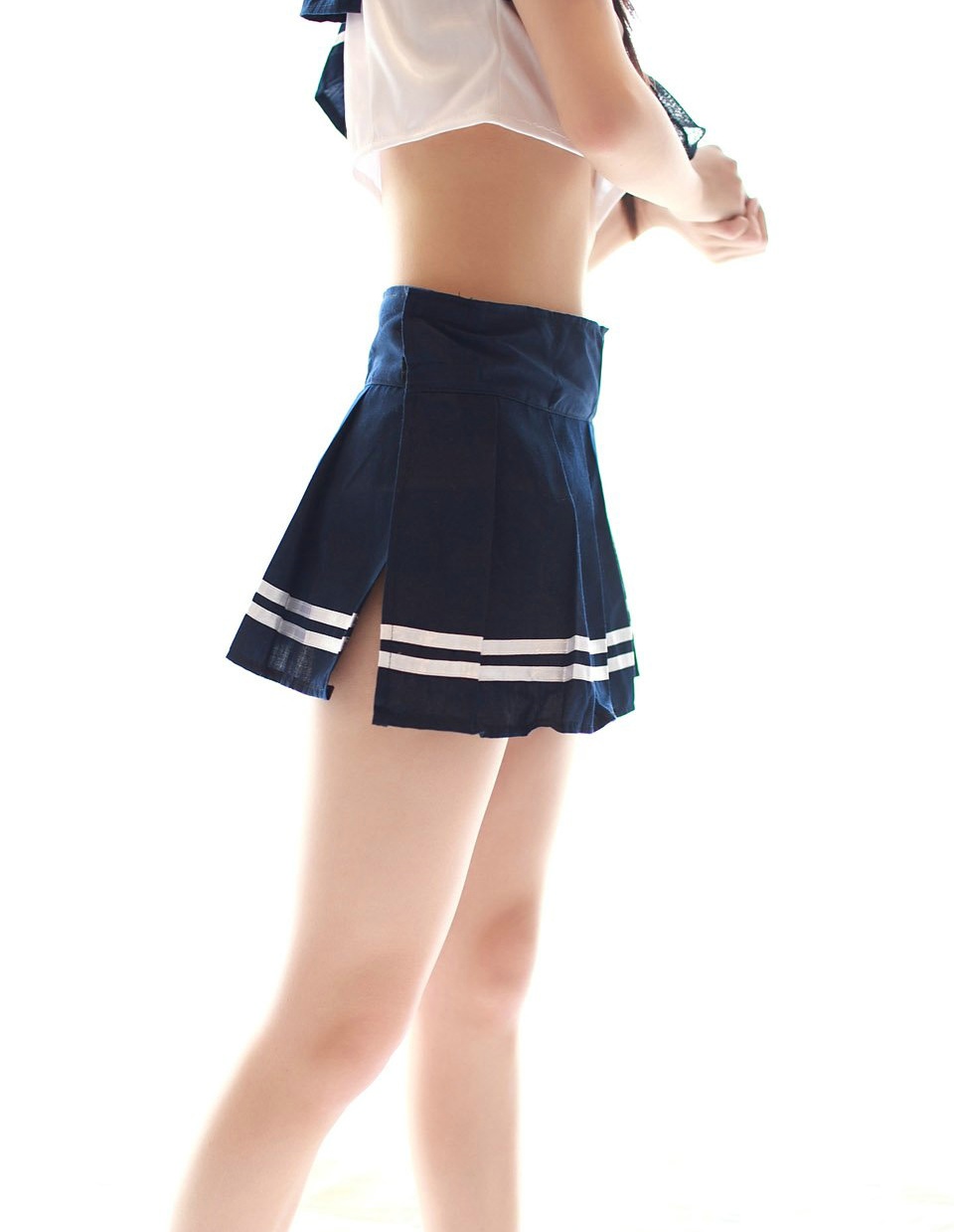 点击大图看下一张：纯情的制服小妹短裙美腿靓丽写真