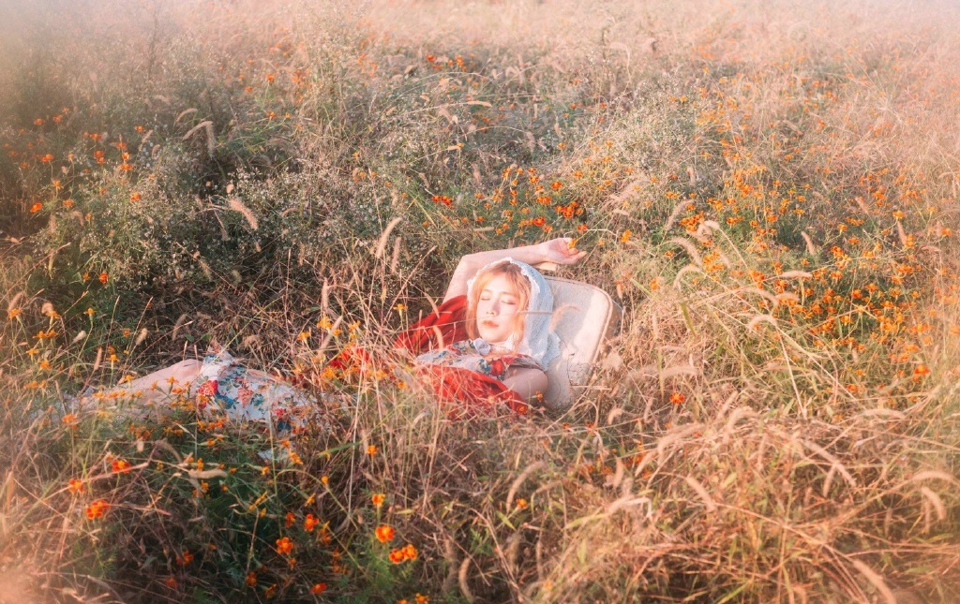 点击大图看下一张：空阔荒草丛中的可爱娇艳妹子写真