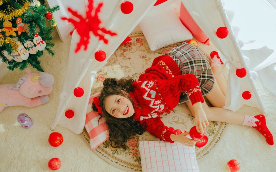 点击大图看下一张：可爱圣诞妹子自然卷红色毛衣靓丽写真