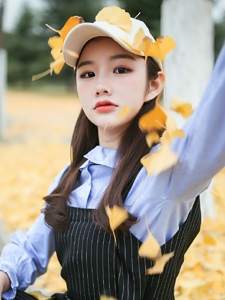 戴鸭舌帽的背带裙美少女秋日温馨写真