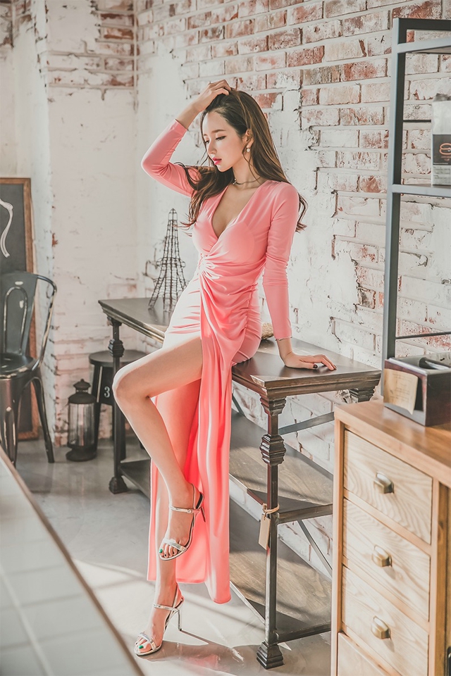 点击大图看下一张：开胸粉红长裙美模豪放露半球气质优雅