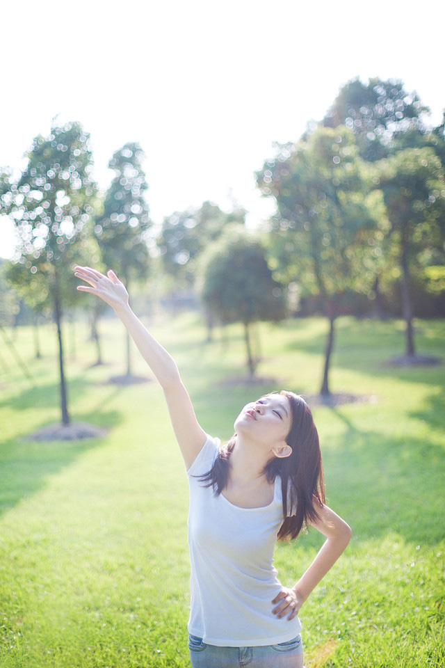 点击大图看下一张：清新美女甜甜笑容清纯阳光活力十足