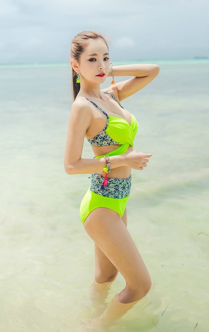 点击大图看下一张：阳光下海滩比基尼美女模特露娇躯迷人
