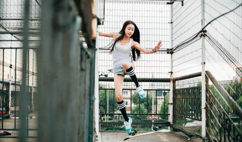点击大图看下一张：铁轨上滑板美女酷爱运动长腿吸晴