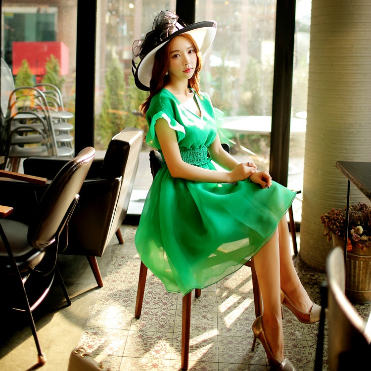 点击大图看下一张：礼帽美女模特修身连衣裙演绎复古迷情