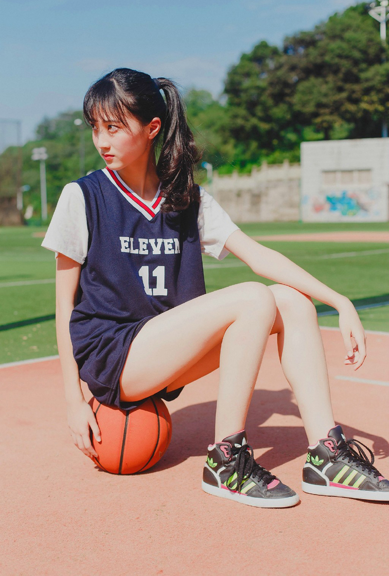 点击大图看下一张：篮球场上的马尾少女小清新诱惑