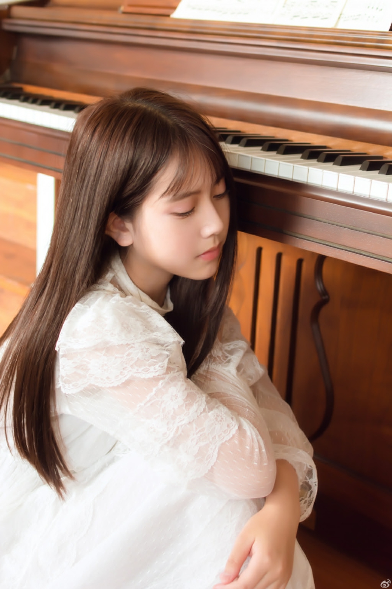 点击大图看下一张：文静的大眼清纯女孩钢琴边的甜美时光