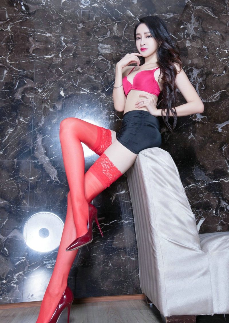 点击大图看下一张：性感腿模Avril红色内衣丝袜高挑美腿诱人写真