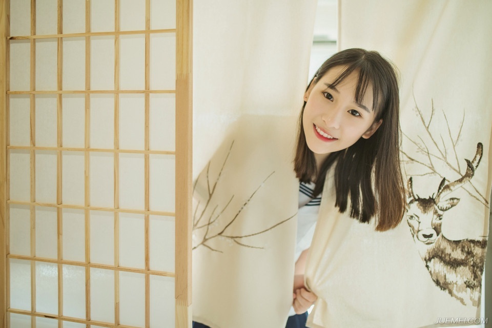 点击大图看下一张：笑容甜美的学生妹白皙制服私房温馨写真