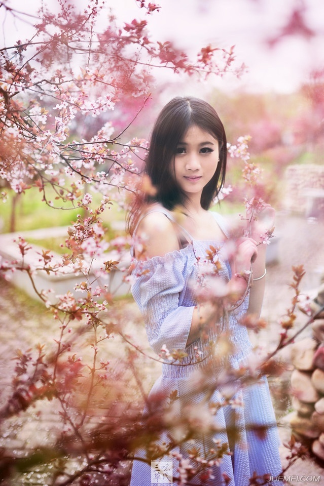 点击大图看下一张：桃花树下的甜美少女粉嫩温馨感受大自然的气息