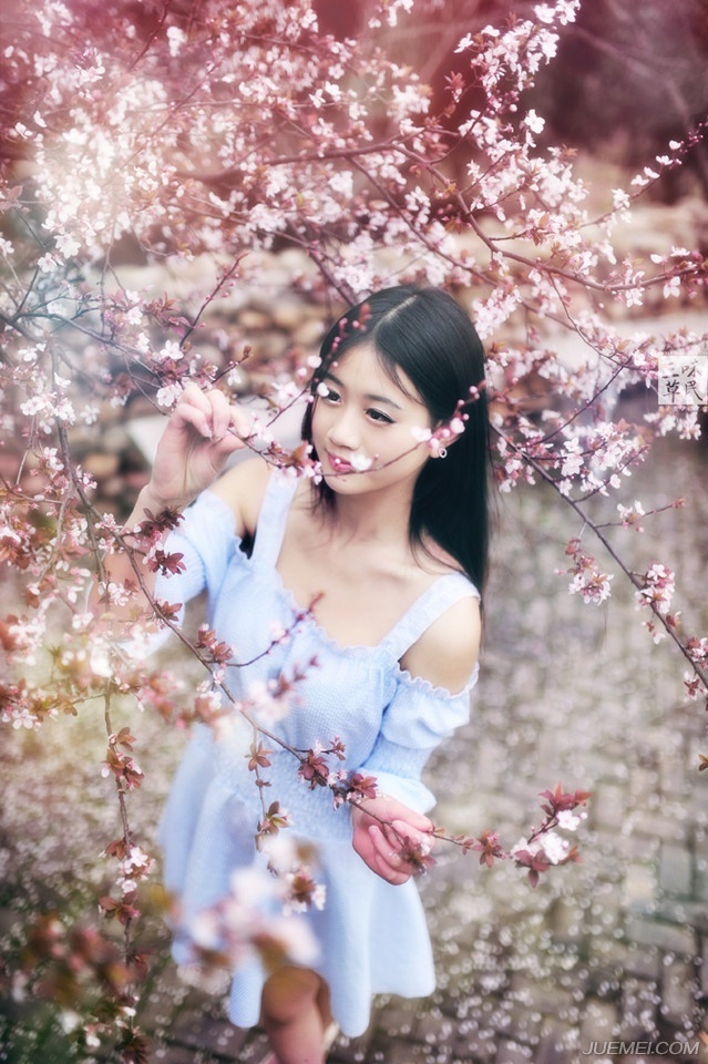点击大图看下一张：桃花树下的甜美少女粉嫩温馨感受大自然的气息