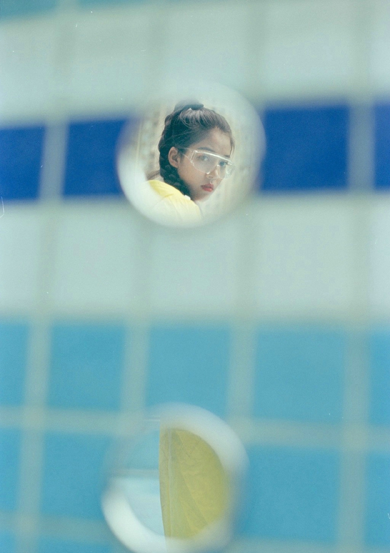 点击大图看下一张：泳池内的泳镜少女麻花辫精致立体五官