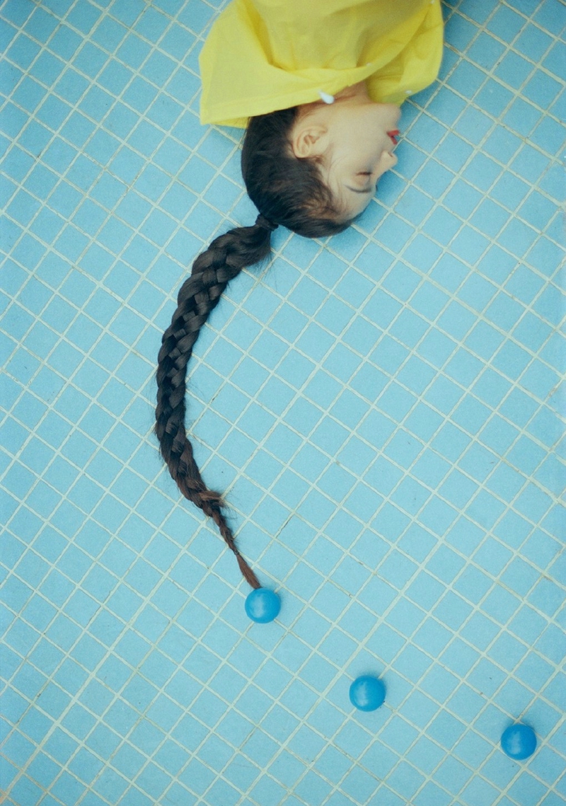 点击大图看下一张：泳池内的泳镜少女麻花辫精致立体五官