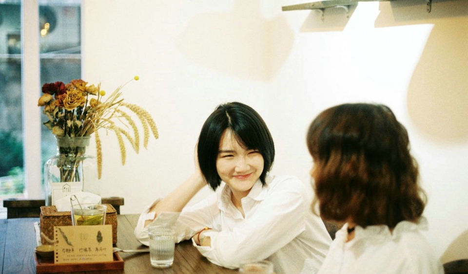 点击大图看下一张：咖啡馆内的清新姐妹花笑容灿烂写真