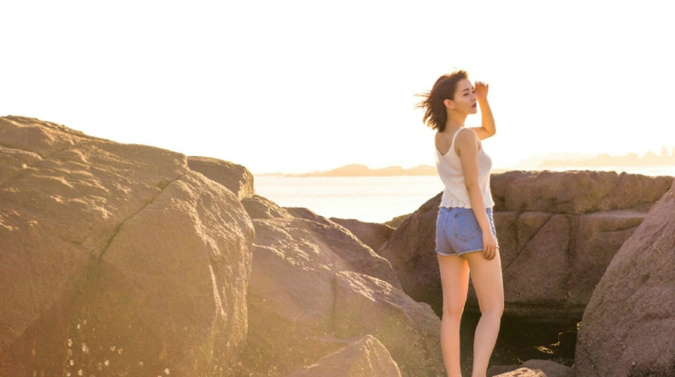 点击大图看下一张：海边高颜值美美女背心牛仔裤养眼动人写真