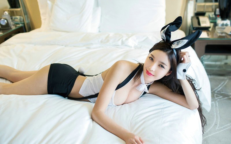 点击大图看下一张：酒店内的兔女郎女神丰满上围翘臀魅惑