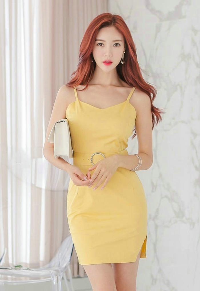 点击大图看下一张：红发美女模特靓丽吊带黄裙又瘦又白尽显优雅