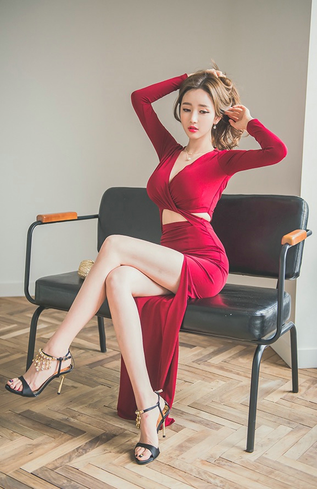 点击大图看下一张：椅子扎发美模鲜艳红裙隐现美乳秀小蛮腰