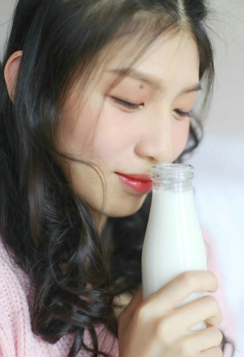 点击大图看下一张：私房牛奶少女甜美安静怡人写真