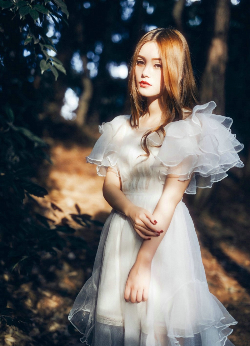 点击大图看下一张：森林内的白裙中分女神幽静动人眼眸