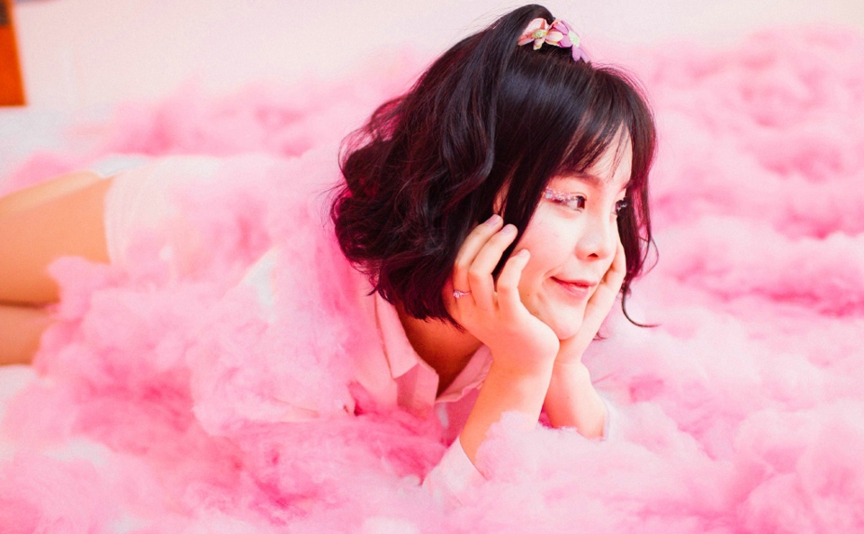 点击大图看下一张：粉红私房内的甜美妹子少女心满满