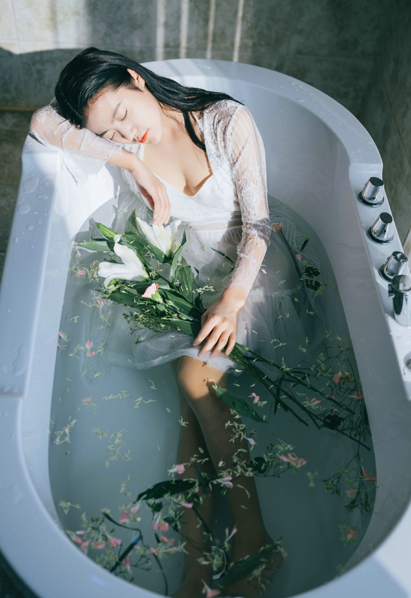 点击大图看下一张：浴缸内的白纱湿身花瓣美女美丽动人